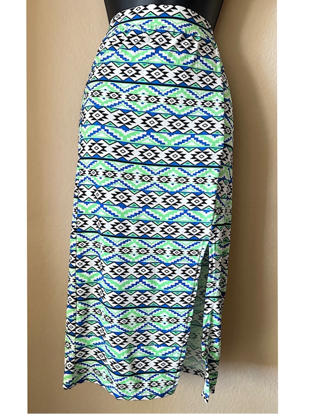 2b Bebe tribal print skirt size M NWOT